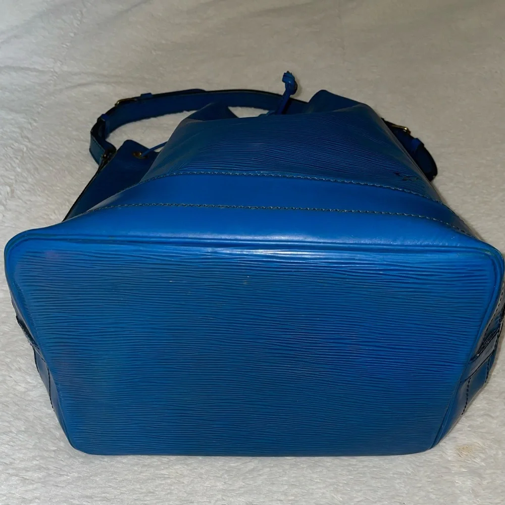 Louis Vuitton Epi Noe Bucket Bag in Blue‎ with Drawstring